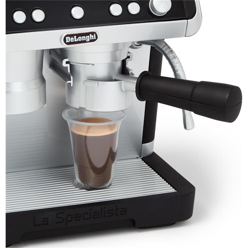 Casdon - DeLonghi Toys Barista Coffee Machine with Sounds and Magic Coffee Reveal, For Children Aged 3 plus Image 9