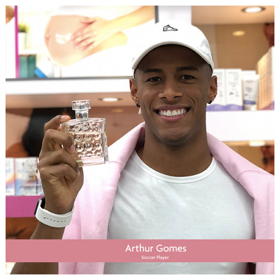 Arthur Gomes Shopping for perfume at MacroBaby in Orlando