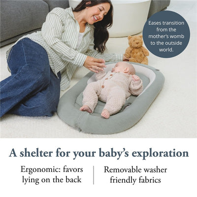 Woman interacting with a baby in a beige outfit on an Inglesina Welcome Pod Lounger in Balance Green; text highlights ergonomic design.