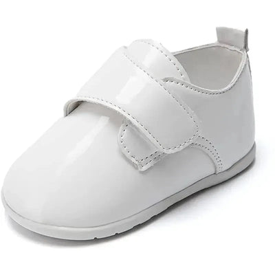 White Oxford shoes for baby boys with a shiny finish and a Velcro strap for easy wear. Suitable for christenings.