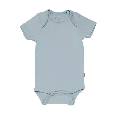 Neutral baby bodysuit in fog color, featuring short sleeves and a soft, comfortable fabric.