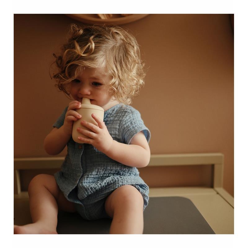https://www.macrobaby.com/cdn/shop/files/mushie-silicone-sippy-cup-natural_image_3.jpg?v=1692901542