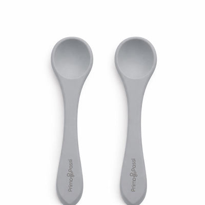 Two Primo Passi silicone spoons in senior gray, designed for easy feeding and handling.