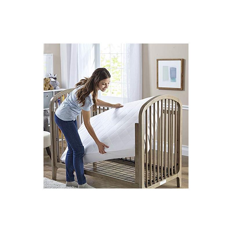 https://www.macrobaby.com/cdn/shop/files/sealy-cool-comfort-fitted-crib-mattress-pad-protector-waterproof_image_7.jpg?v=1702947209