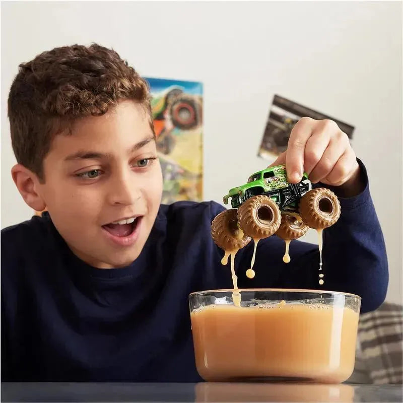 Spin Master - Monster Jam, Mystery Mudders, Official Die-Cast Monster Truck, Wash to Reveal, 1:64 Scale, Styles Will Vary Image 4