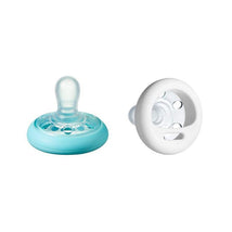 Tommee Tippee - Breast-Like Pacifier, Skin-Like Texture, Symmetrical Design, BPA-Free Binkies, 0-6M, 2-Count Image 1